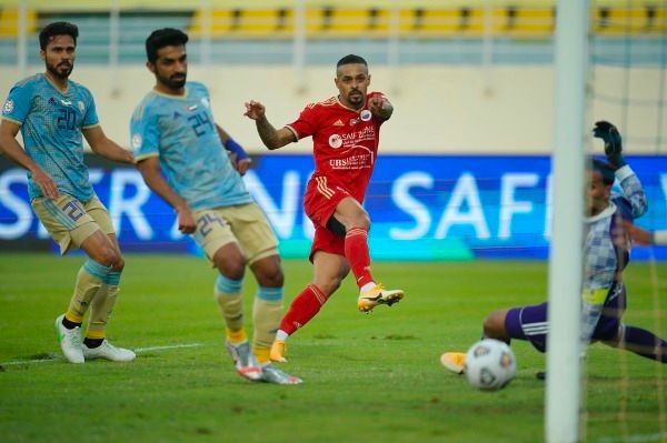 من مباراة الظفرة والشارقة