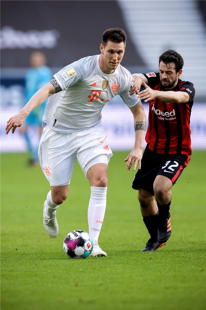 نيكلاس سوله (يسار)