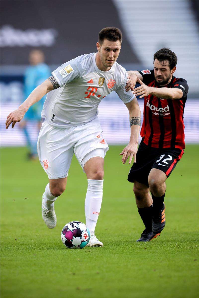 نيكلاس سوله (يسار)