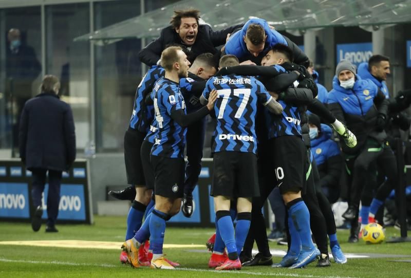 فرحة كونتي مع لاعبيه