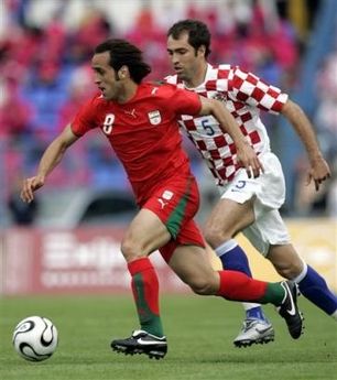 علي كريمي في هجمة للمنتخب الايراني