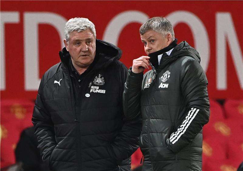 سولسكاير مع ستيف بروس مدرب نيوكاسل