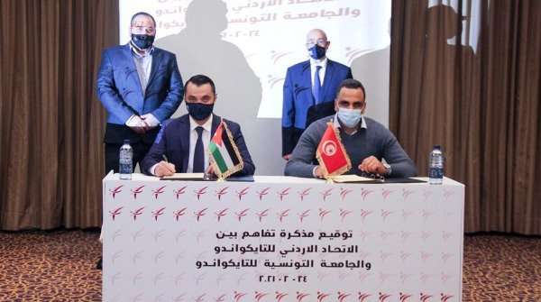 جانب من توقيع المذكرة