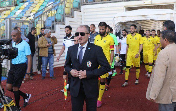 لحظة دخول الفريقين الملعب