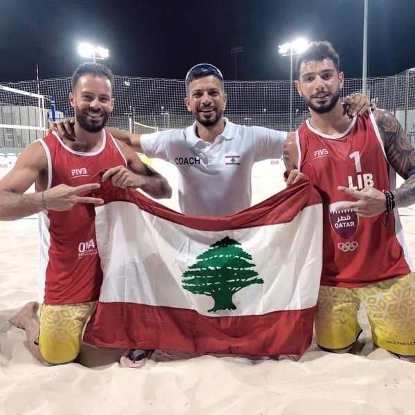 المدرب النار متوسطاً القزي وصليبا بعد الفوز على المغرب