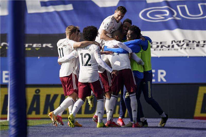 لاعبو آرسنال يحتفلون