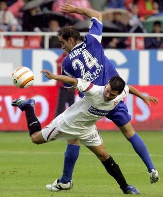 سافيولا (باللباس الأبيض) يشترك بالكرة مع أجيلار في مباراة بالدوري الإسباني