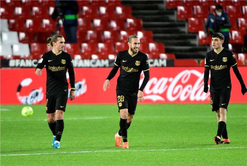 مينجويزا مع زملائه