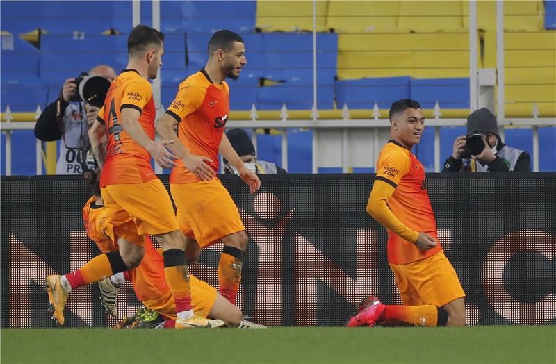 مصطفى محمد مع لاعبي جالطة سراي