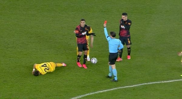 لحظة طرد مصطفى محمد