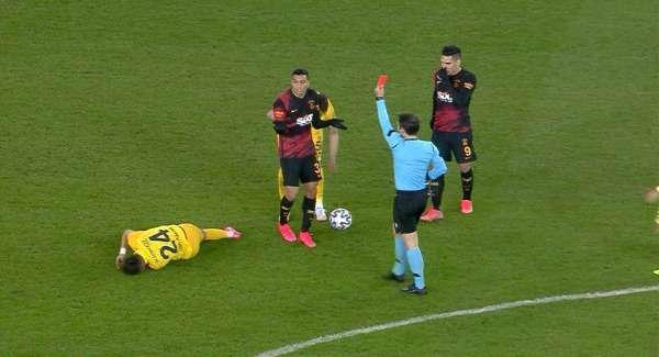 لحظة طرد مصطفى محمد