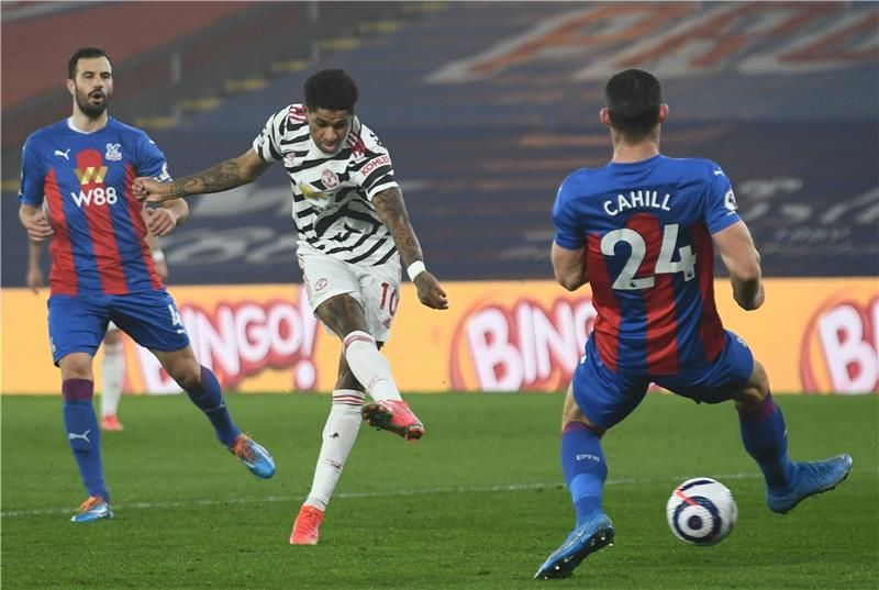 راشفورد يسدد الكرة