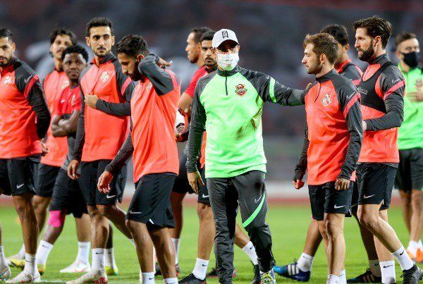 لاعبو شباب الأهلي