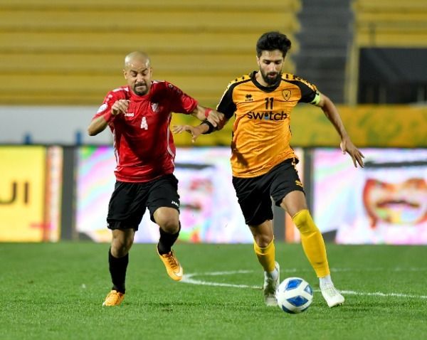 صراع على الكرة بين فهد الأنصاري ودغيم الرشيدي