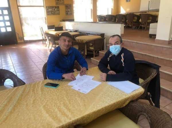 الزعبي خلال توقيع العقد