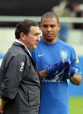 المدرب البرازيلي بيريرا مع اللاعب رونالدو يوم السبت 27 مايو