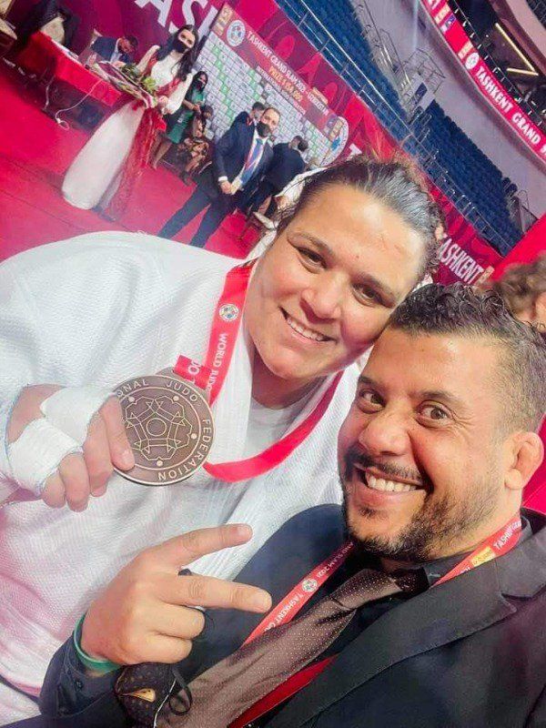 نهال شيخ ومدربها أنيس الونيفي بعد التتويج