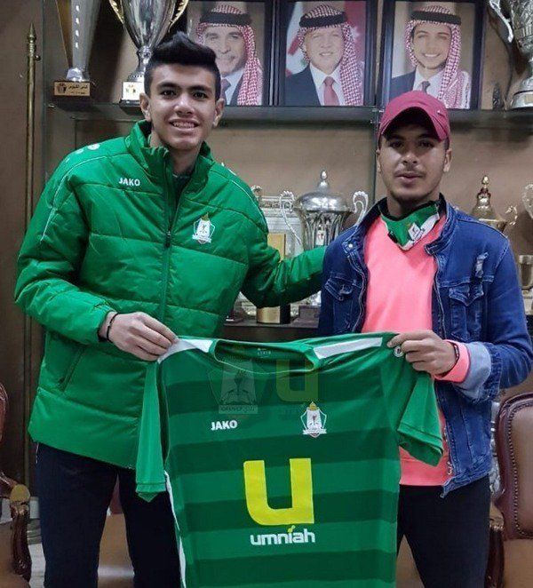 اللاعبان بعد التوقيع