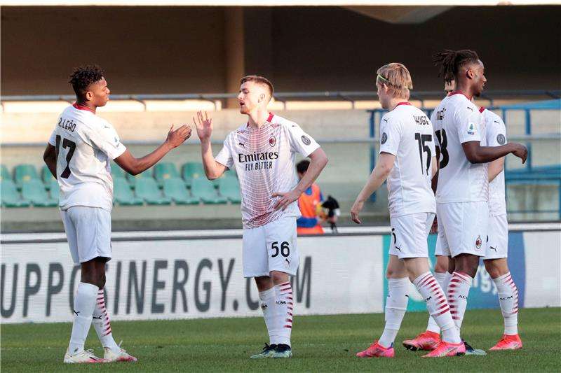 لاعبو ميلان 