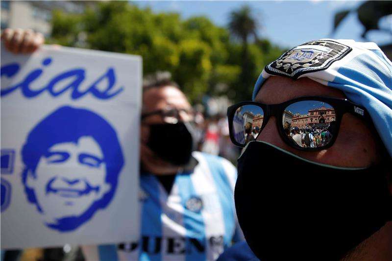 من محبي مارادونا