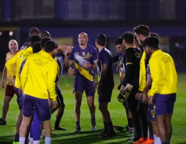 مايكون مع لاعبي النصر