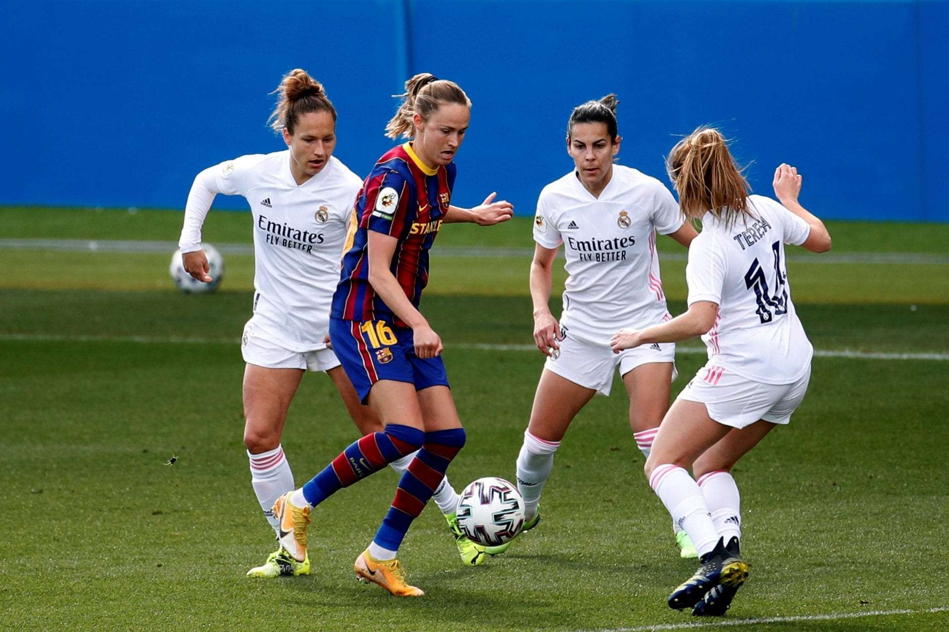 من لقاء ريال مدريد وبرشلونة في الدوري النسائي