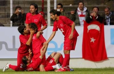 اللاعبون الأتراك يحتفلون بهدفهم الذي سجله اللاعب نيجاتي أتيش