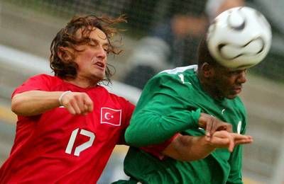 طيران لإلتقاط الكرة يفوز به أحمد الدوخي الظهير الأيمن للمنتخب السعودي