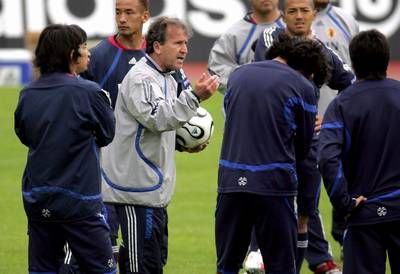 المدرب زيكو يوجه تعليماته للاعبي المنتخب الياباني أثناء التدريبات