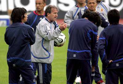 المدرب زيكو يوجه تعليماته للاعبي المنتخب الياباني أثناء التدريبات