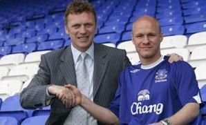 جونسون بشعار إيفرتون مع المدرب ديفيد مويس