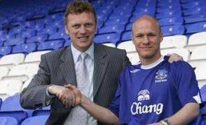 جونسون بشعار إيفرتون مع المدرب ديفيد مويس