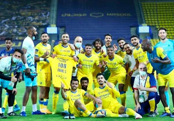 حمد الله مع لاعبي النصر