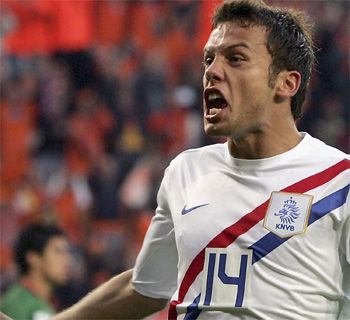 جون ايتينجا لاعب منتخب هولندا يحتفل بهدفه في اللقاء