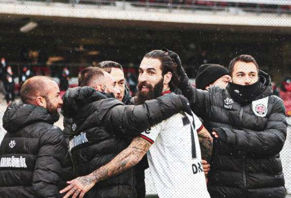 فرحة لاعبي فاتح قرا جمرك