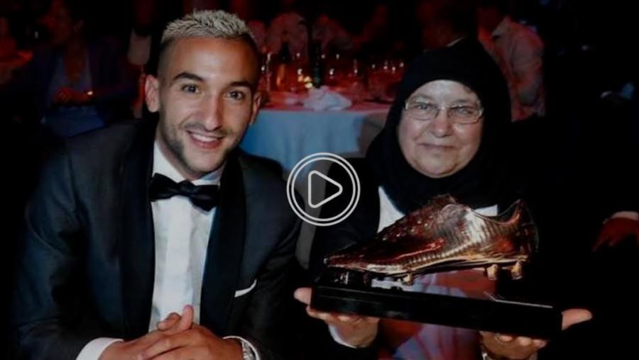 حكيم زياش مع والدته