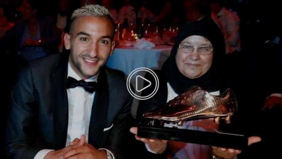 حكيم زياش مع والدته