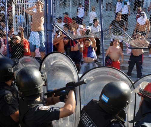 2011-03-202011-03-20t234402z_01_bas107_rtridsp_3_soccer-latam-argentina-violence_reuters