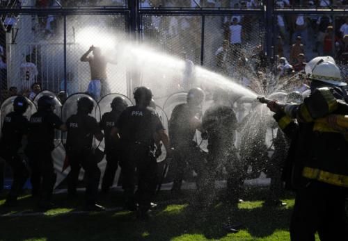 2011-03-202011-03-20t223906z_01_bas106_rtridsp_3_soccer-latam-argentina-violence_reuters