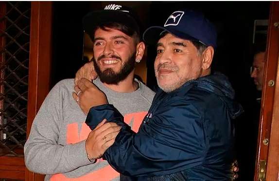 مارادونا مع نجله