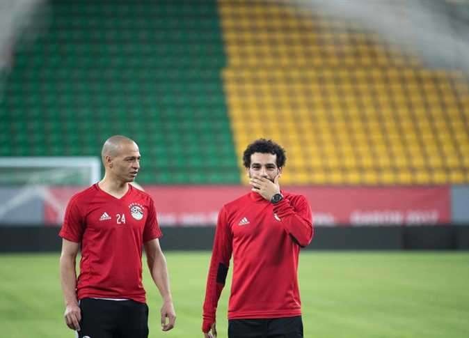 طلبة مع محمد صلاح