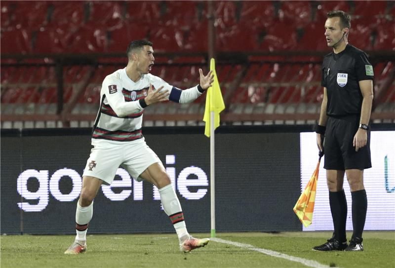 رونالدو يحتج على الحكم المساعد 