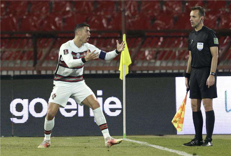 رونالدو يحتج على الحكم المساعد 