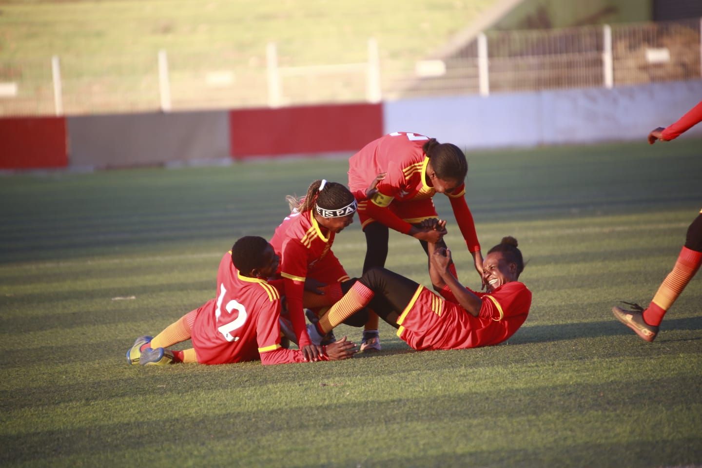 لاعبات الدفاع 