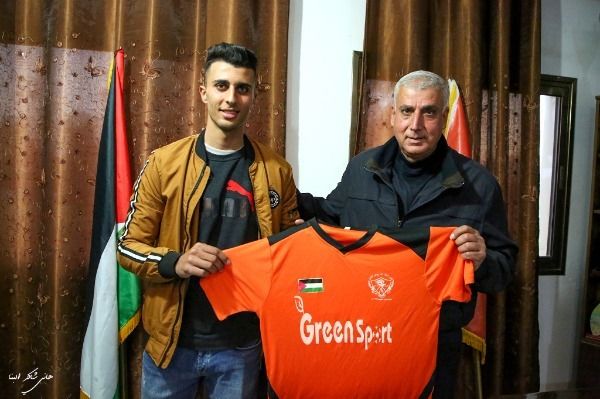 أبو بطنين يرفع قميص النادي