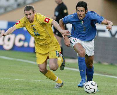 الإيطالي (فابيو جروسو) والأوكراني (اندري فوروبي) في منافسة على الكرة