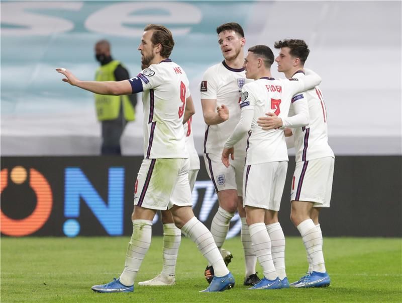 لاعبو انجلترا يحتفلون