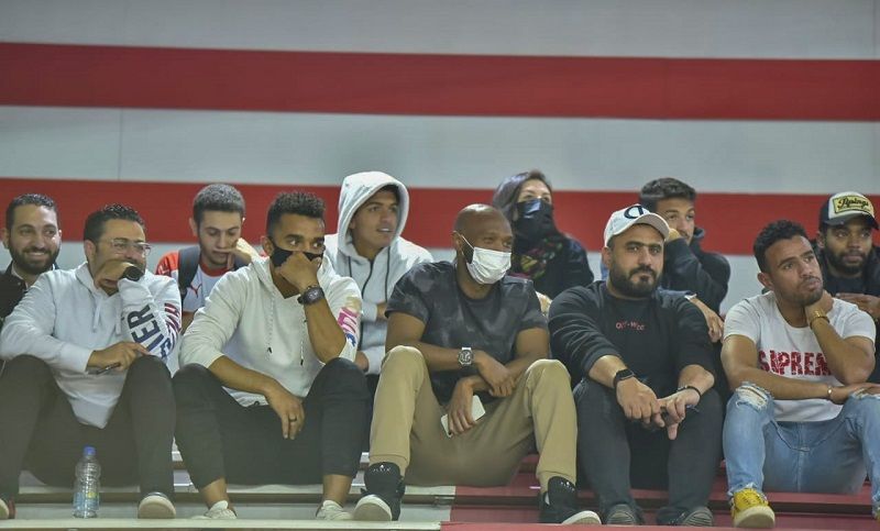 شيكابالا مع لاعبي الزمالك في مدرجات صالة السلة