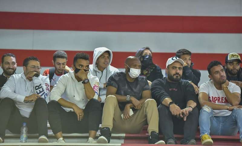 شيكابالا مع لاعبي الزمالك في مدرجات صالة السلة