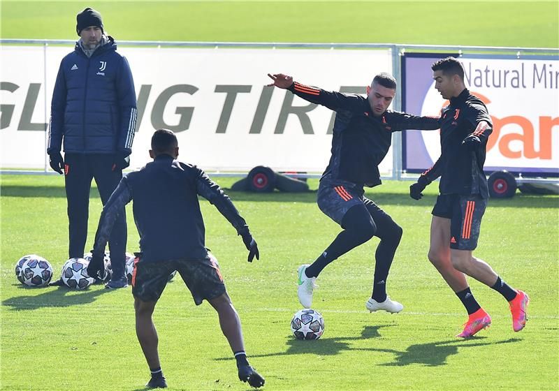 ديميرال مع فريقه